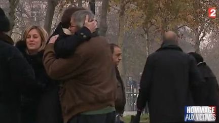 VIDEO. Aux Invalides, les familles de victimes des attentats font corps autour de leurs deuils