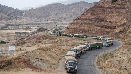 Un convoi du Programme alimentaire mondial en route pour le village de Erebti (Ethiopie), le 9 juin 2022, deux ans après le début de la guerre dans le Tigré, dans le nord du pays.&nbsp; (EDUARDO SOTERAS / AFP)