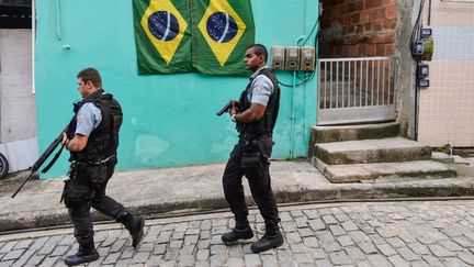 Des policiers dans une favela de Rio de Janeiro (Br&eacute;sil), le 11 juillet 2014. (CARLOS BECERRA / ANADOLU AGENCY / AFP)