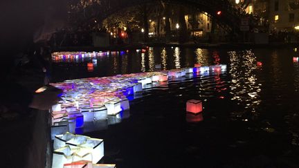 13 novembre 2016, à Paris, quai de Jemmapes. Pour rendre hommages aux victimes des attentats, il y a un an, 5000 lanternes sont mises à l'eau à l'initiatve de l'association Paris résiste.&nbsp; (ELISE LAMBERT/FRANCEINFO)