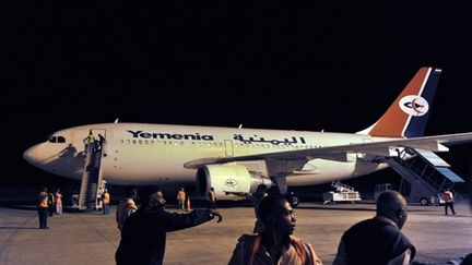 Un avion de Yemenia sur le tarmac de l'aéroport de Moroni, le 2 juillet 2009 (© AFP / Tony Karumba)