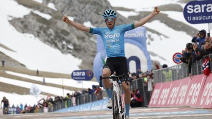 L'Italien Davide Bais (EOLO-Kometa) célèbre sa première victoire en carrière sur le Giro à l'occasion de la 7e étape et après une très longue échappée de plus de 200 kilomètres, le 12 mai 2023. (LUCA BETTINI / AFP)