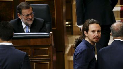 &nbsp; (Mariano Iglesias (assis), chef du gouvernement sortant, et Pablo Iglesias, leader de Podemos, lors de la première séance du Parlement espagnol, en janvier. © Juan Medina/Reuters)