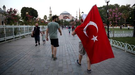 Des manifestants contre le putsch avorté du 15 juillet, à Istanbul (Turquie), le 7 août 2016. (VELI GURGAH / ANADOLU AGENCY / AFP)