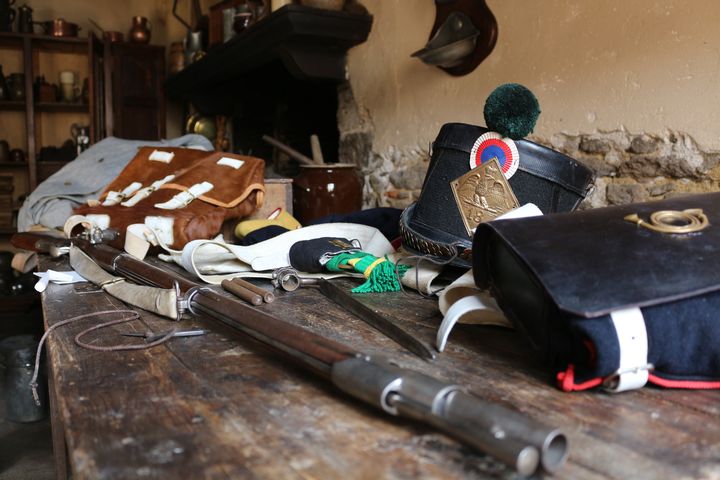 L'uniforme de voltigeur du 18e r&eacute;giment d'infanterie de ligne de l'arm&eacute;e napol&eacute;onienne de Chantal Mazabraud et ses accessoires, le 11 juin 2015 &agrave; Saint-Gence (Haute-Vienne). (BENOIT ZAGDOUN / FRANCETV INFO)