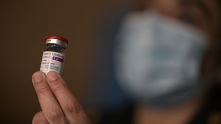 Un militaire s'apprête à vacciner des collègues contre le Covid-19, avec un vaccin d'AstraZeneca obtenu&nbsp;via le dispositif de partage Covax, le 15 juin 2021 à Buenos Aires (Argentine). (JUAN MABROMATA / AFP)