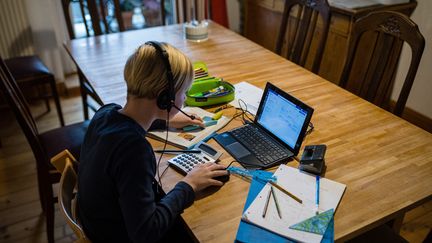 Un élève en enseignement à distance (illustration, 5 février 2021) (JENS SCHLUETER / AFP)