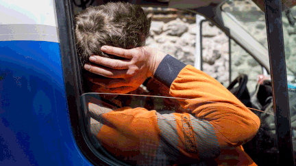 Un ouvrier se repose dans sa camionnette. (GETTY IMAGES)