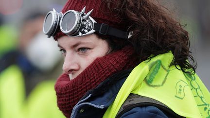 Certains "gilets jaunes" portaient des équipements pour faire face aux tirs de grenades lacrymogènes. (GEOFFROY VAN DER HASSELT / AFP)