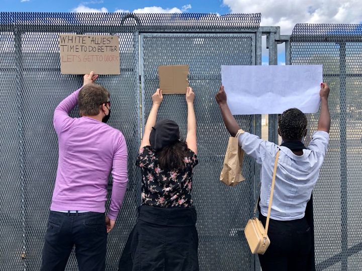 Des barrières anti-émeutes bloquent tous les accès à l'ambassade américaine&nbsp;lors de la manifestation place de la Concorde à Paris en hommage à George Floyd&nbsp;et&nbsp;contre le racisme et les violences policières, le 6 juin 2020. (MATTHIEU MONDOLONI / FRANCEINFO)