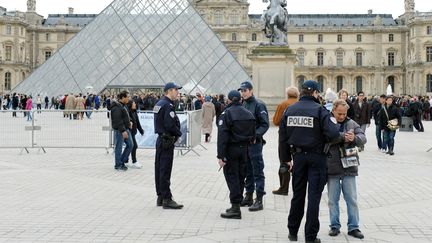 La police dans la Cour carr&eacute;e du Louvre &agrave; Paris, lors de l'&eacute;vacuation du mus&eacute;e apr&egrave;s le signalement d'une bande de pickpockets &agrave; l'int&eacute;rieur, le 11 avril 2013. (MIGUEL MEDINA / AFP)