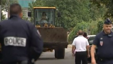 Un campement regroupant un centaine de Roms parmi lesquels 39 enfants a &eacute;t&eacute; &eacute;vacu&eacute; par les forces de l'ordre, le 11 septembre 2012 &agrave; Villeneuve-le-Roi, dans le Val-de-Marne. (FTVI / FRANCE 3 ILE-DE-FRANCE)