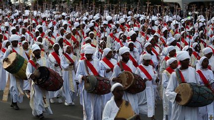 et accompagnent les chants avec les qabaro, des tambours qui peuvent peser jusqu’à 15 kilos.
 (Minasse Wondimu Hailu / ANADOLU AGENCY / AFP)