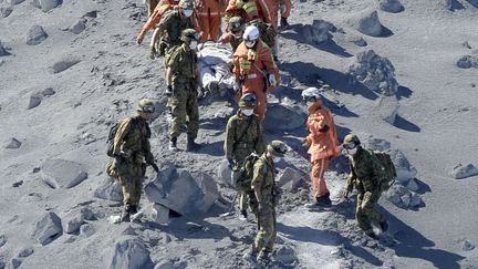 Environ 550 soldats, policiers et pompiers participent aux op&eacute;rations de secours pour venir en aide &agrave; des dizaines de randonneurs bloqu&eacute;s par le volcan, samedi 27 septembre.&nbsp; (KYODO / REUTERS)