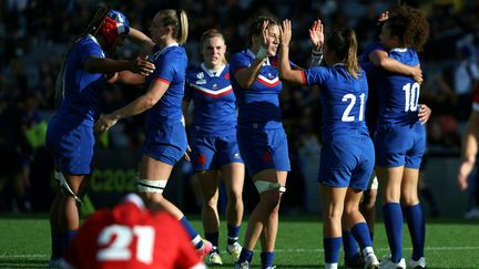 La joie des Française après leur victoire contre le Canada, lors de la finale pour la 3e place de la Coupe du monde de rugby, le 12 novembre à Auckland. (MARTY MELVILLE / AFP)