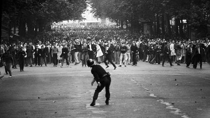 Un gendarme mobile renvoie un pavé aux étudiants sur le boulevard Saint-Michel. Cette image a fait la couverture de son livre «1968, l’histoire en photos». (Gökşin Sipahioğlu/SIPA)