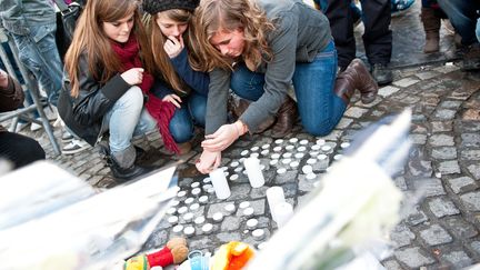 Des jeunes filles rendent hommage aux victimes de la tuerie, le 14 d&eacute;cembre &agrave; Li&egrave;ge (Belgique). (NICOLAS LAMBERT / AFP)