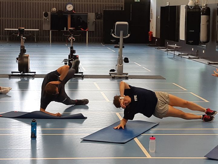 Cécilia Berder à droite en pleine séance avec Robin Hager préparateur physique de l'équipe de France. (FABRICE RIGOBERT / FRANCEINFO / RADIOFRANCE)