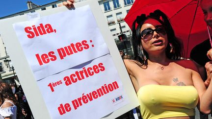 Manifestation du Strass, le Syndicat du travail sexuel, pour protester contre le projet de loi de p&eacute;nalisation des clients de la prostitution, &agrave; Paris, le 2 juin 2011. (ALFRED / SIPA)