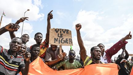 Des soutiens au coup d'Etat militaire au Niger manifestent à Niamey contre la présence des troupes françaises dans le pays, le 27 août 2023. (AFP)