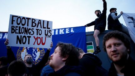 Les supporters de Chelsea ont manifesté contre le projet de Super Ligue devant Stamford Bridge, le 20 avril 2021. (DAVID CLIFF / ANADOLU AGENCY)