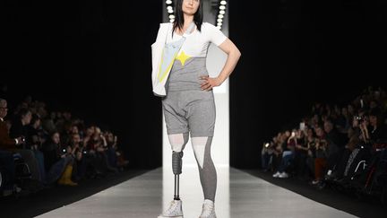 Une mannequin d&eacute;file pour promouvoir des v&ecirc;tements con&ccedil;us pour les personnes mutil&eacute;es lors de la fashion week de Moscou (Russie), le 31 mars 2014. (ALEXANDER NEMENOV / AFP)