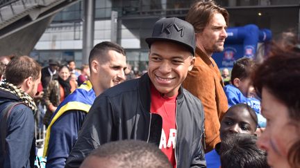 
Le footballeur du PSG Kilian Mbappé rencontre des enfants malades ou handicapés au Stade de France de Saint-Denis (Seine-Saint-Denis)&nbsp; pour l'association "Premiers de cordée",&nbsp; le 16 mai 2018.&nbsp;&nbsp;


// 

// 










Le footballeur du PSG Kylian Mbappé rencontre des enfants malades ou handicapés au Stade de France pour l'association "Premiers de cordée".






Recherche - Orphea - Photothèque Radio France




// 



// 


 





               















Le footballeur du PSG Kylian Mbappé rencontre des enfants malades ou handicapés au Stade de France pour l'association "Premiers de cordée".






Recherche - Orphea - Photothèque Radio France 


// 
 
// 
   

                       







Le footballeur du PSG Kylian Mbappé rencontre des enfants malades ou handicapés au Stade de France pour l'association "Premiers de cordée".






Recherche - Orphea - Photothèque Radio France 


// 
 
// 
   

                       







Le footballeur du PSG Kylian Mbappé rencontre des enfants malades ou handicapés au Stade de France pour l'association "Premiers de cordée".







 (RÉMI BRANCATO / RADIO FRANCE)