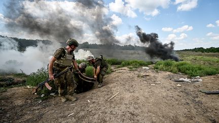 Les forces ukrainiennes mènent un entrainement dans la région de Zaporijjia, en août 2023. (DMYTRO SMOLIENKO / NURPHOTO / AFP)