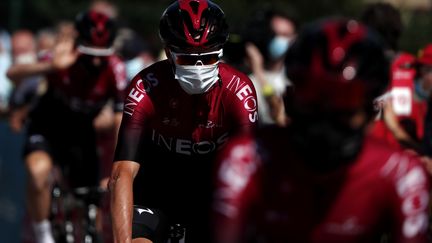 À l'instar de Chris Froome (INEOS), les spectateurs devront porter un masque sur les routes du Critérium du Dauphiné. (GUILLAUME HORCAJUELO / EPA)