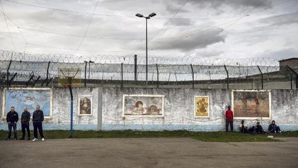 Des détenus dans la cour de la prison de Villepinte&nbsp;(Seine-Saint-Denis). (CHRISTOPHE PETIT TESSON / AFP)