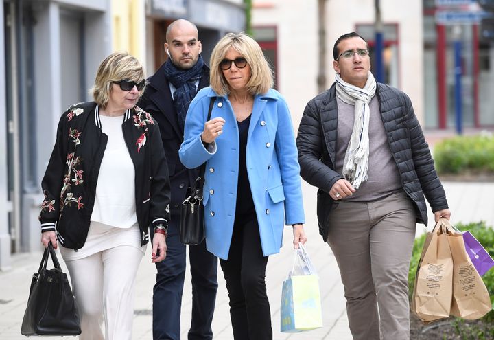 Michèle Marchaud et Brigitte Macron se promènent au Touquet (Pas-de-Calais), le 22 avril 2017 (ERIC FEFERBERG / AFP)