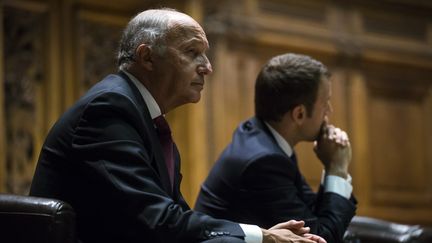 Laurent Fabius et Emmanuel Macron à une conférence&nbsp;du Pacte mondial pour le climat, à l'université de La Sorbonne, à Paris, le 24 juin 2017. (ETIENNE LAURENT / AFP)