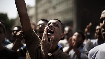 Un manifestant crie des slogans hostiles &agrave; l'ancien r&eacute;gime place Tahrir, au Caire (Egypte), le 3 juin 2012. (MARCO LONGARI / AFP)