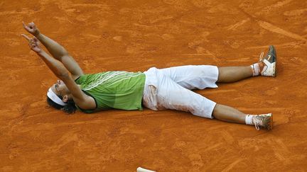 Rafael Nadal après sa victoire lors de son premier Roland-Garros, le 5 juin 2005 à Paris.&nbsp; (ALEXANDER KLEIN / AFP)