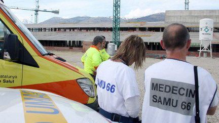 Puigcerda (Espagne), le 26 avril 2010: ambulanciers et urgentistes espagnols et français assistant à la construction de l'hôpital. 

 (PHOTO / RAYMOND ROIG)