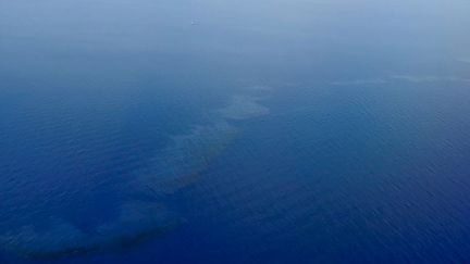 Les nappes d'hydrocarbures vue depuis un avion de la Marine nationale. (AFP PHOTO / MARINE NATIONALE)