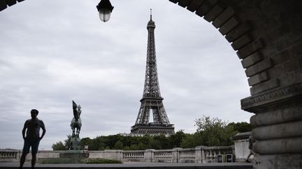 La Tour Eiffel à Paris, le 2 août 2017.&nbsp; (PHILIPPE LOPEZ / AFP)