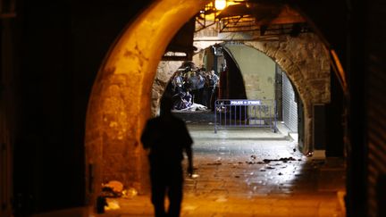 Des policiers isra&eacute;liens pr&egrave;s du corps de l'assaillant palestinien abattu samedi 3 octobre, &agrave; J&eacute;rusalem. (AHMAD GHARABLI / AFP)