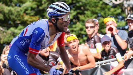 La réussite n'est pas avec Thibaut Pinot aujourd'hui : le Franc-Comtois est d'abord victime d'un accroche et se retrouve à terre dans la montée du Col de Pétra Félix. Quelques instants plus tard, c'est un assistant de la Trek Segafredo qui l'oblige à s'arrêter après avoir malencontreusement heurté sa tête lors de la remise d'une musette.