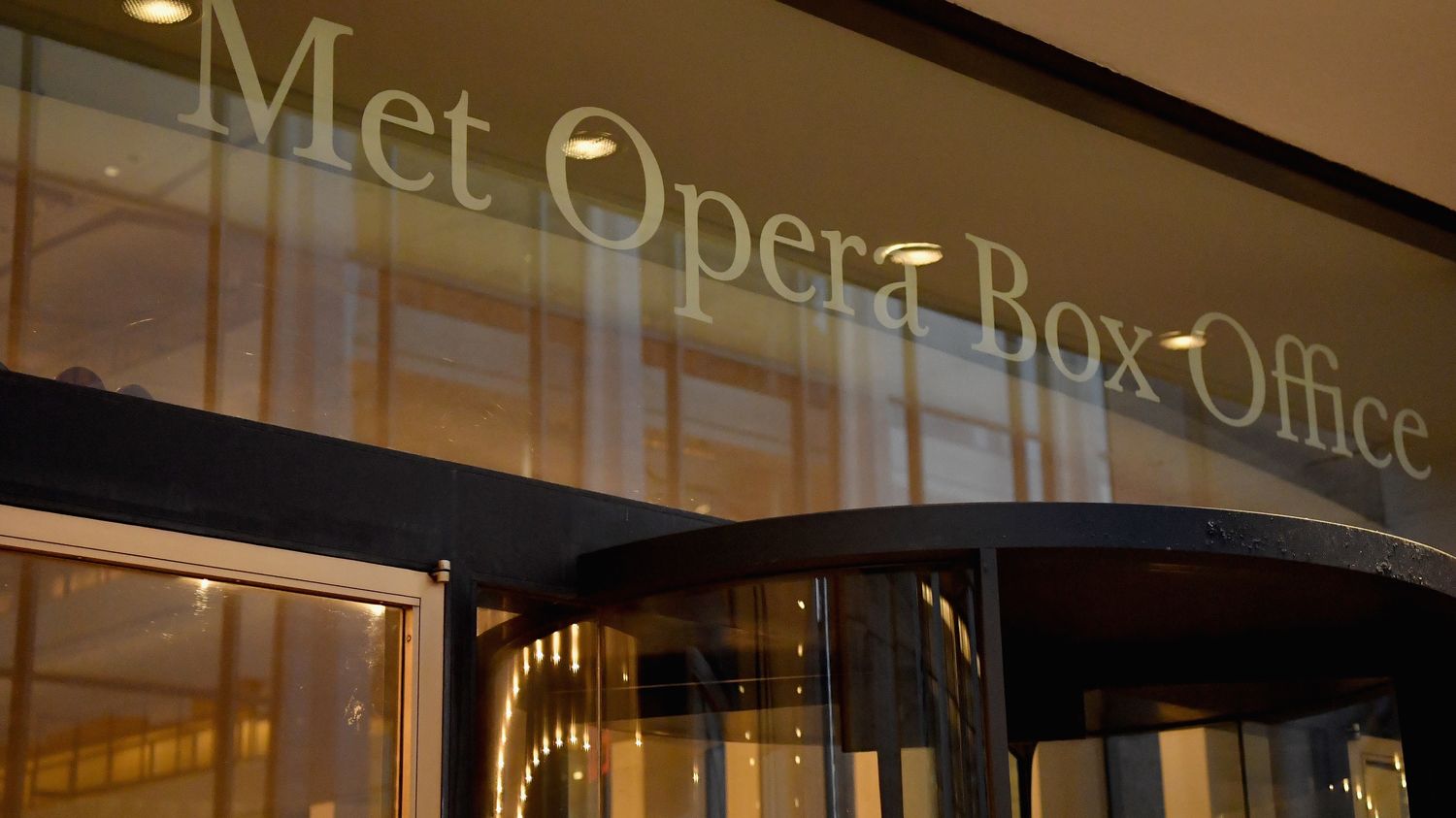 The weakened New York Metropolitan Opera postpones its reopening to the end of December and plans a reduced season