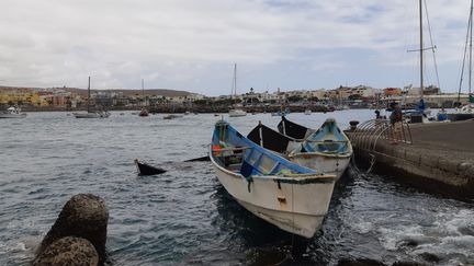 Sur le port d'Arguineguin, au sud de l'île de Grande Canarie, les barques, parfois frêles, sur lesquelles les migrants partent des côtes africaines pour rejoindre les Canaries, en avril 2021. (JÉROME JADOT / RADIO FRANCE)