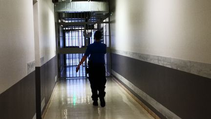 Un surveillant dans un couloir du centre pénitentiaire de Saint-Quentin-Fallavier (Isère), le 25 octobre 2019.&nbsp; (NINA VALETTE / FRANCE-BLEU ISÈRE)