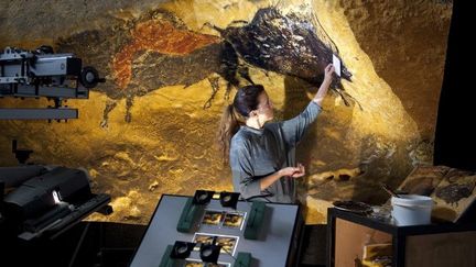 Une artiste reproduit une fresque pariétale de la grotte de Lascaux pour l'exposition itinérante Lascaux 3 
 (Philippe Roy / Aurimages)