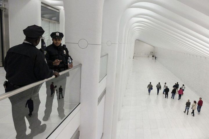 Les agents de police la ville de New York montent la garde dans le hall Ouest de la station du World Trade Center le 27 novembre 2015. (Kena Betancur / Getty Images / AFP)