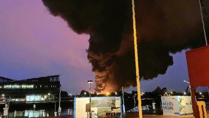 De la fumée s'élève au-dessus de l'usine Lubrizol touchée par un incendie, le 26 septembre 2019, à Rouen (Seine-Maritime). (JOCELYN MORAS / AFP)