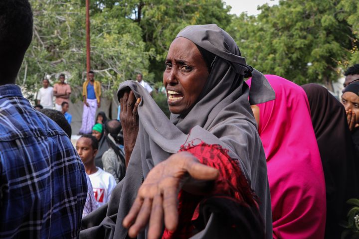 Des victimes d'un attentat à la voiture piégée, qui a fait des dizaines de morts, sont amenées à l'hôpital de Mogadiscio, capitale de la Somalie, le 28 décembre 2019. (ABDIRAZAK HUSSEIN FARAH / AFP)