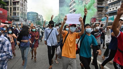 Des manifestants font le salut à trois doigts en signe de résistance à la junte, le 11 juillet 2021, à Rangoun (Birmanie). (AFP)