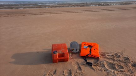 L'équipement&nbsp;utilisé par les migrants pour traverser la Manche. Photo d'illustration. (MAXIME TELLIER / FRANCE-INFO)