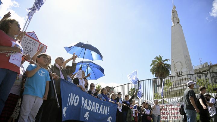 Des membres de l'association des mères de la place de mai rendent hommage aux victimes de la dictature argentine entre 1976 et 1983, le 7 décembre 2023 à Buenos Aires. (JUAN MABROMATA / AFP)