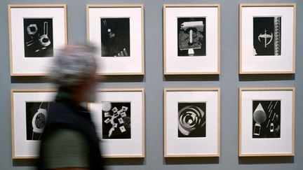 Un visiteur passe devant des photographies de Man Ray
 (EPA/MAXPPP )